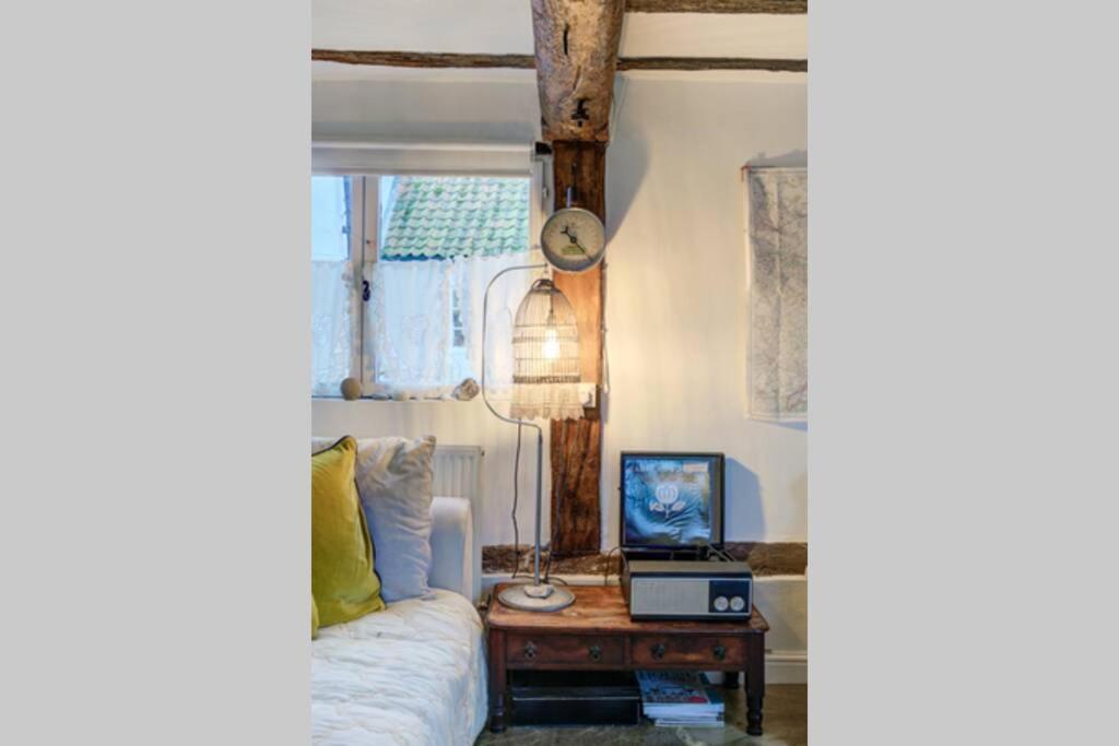 The Dairy, One Bedroom Cottage In A 15Th Century Farmhouse Parham Kültér fotó